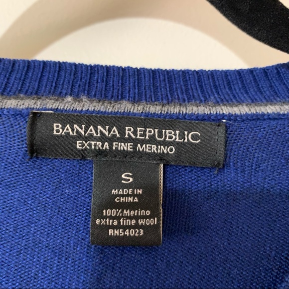 Banana Republic Extra Fine Merino V-neck Sweater - Picture 3 of 8